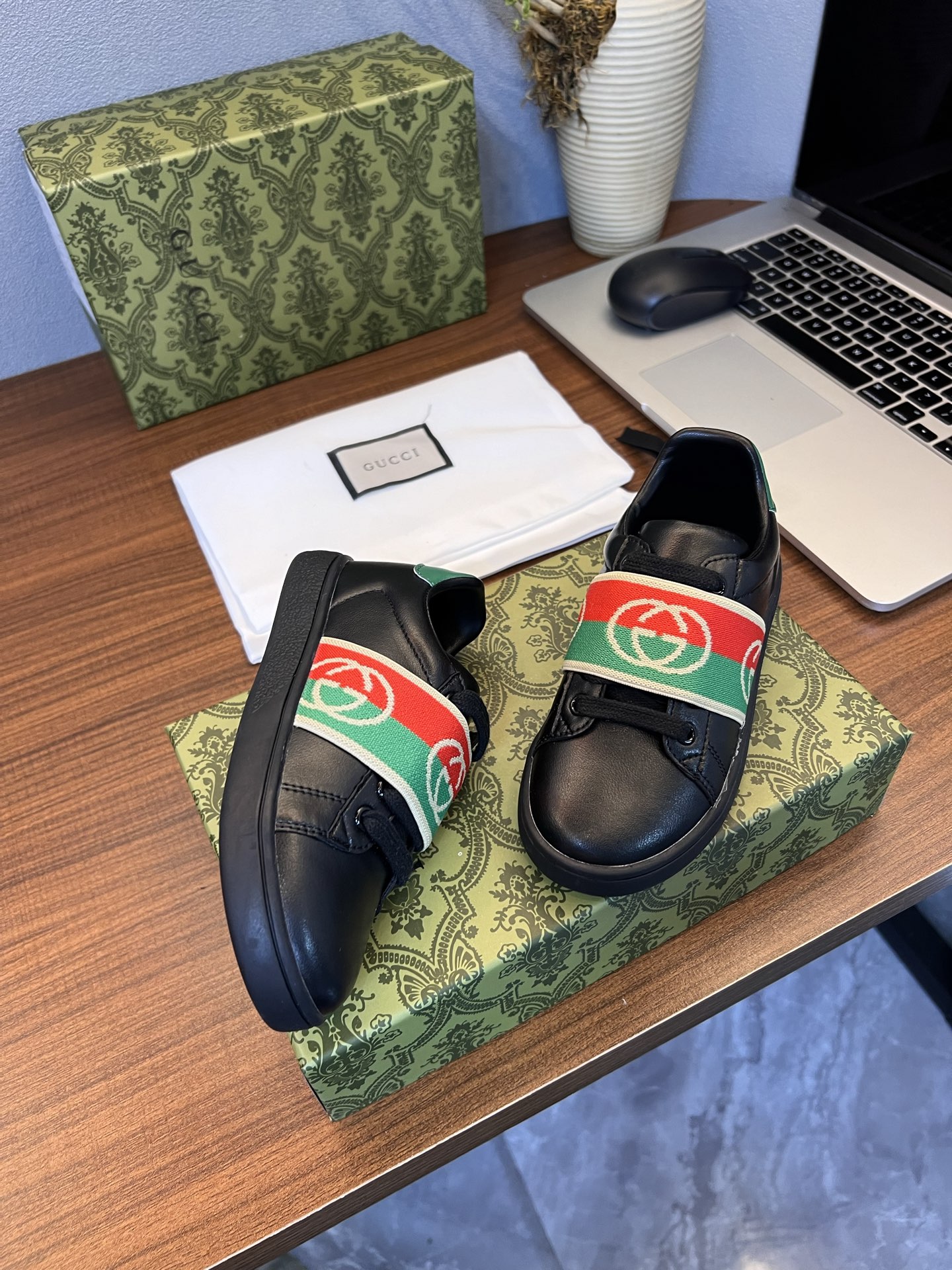 Children's shoes child